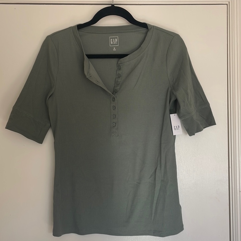 Gap half sleeved button up M. NWT